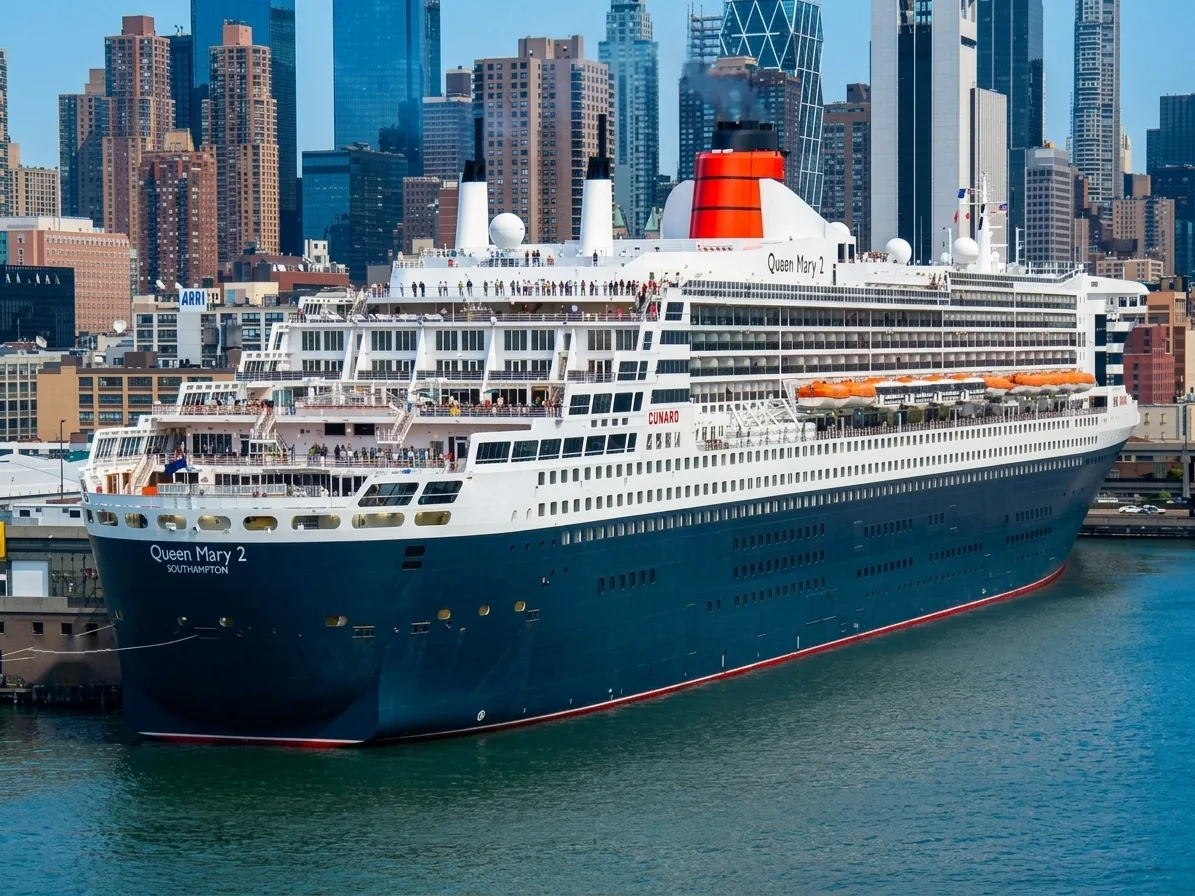 El transatlántico Queen Mary 2 de Cunard atracado en Nueva York, con los rascacielos de Manhattan al fondo
