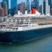 El transatlántico Queen Mary 2 de Cunard atracado en Nueva York, con los rascacielos de Manhattan al fondo